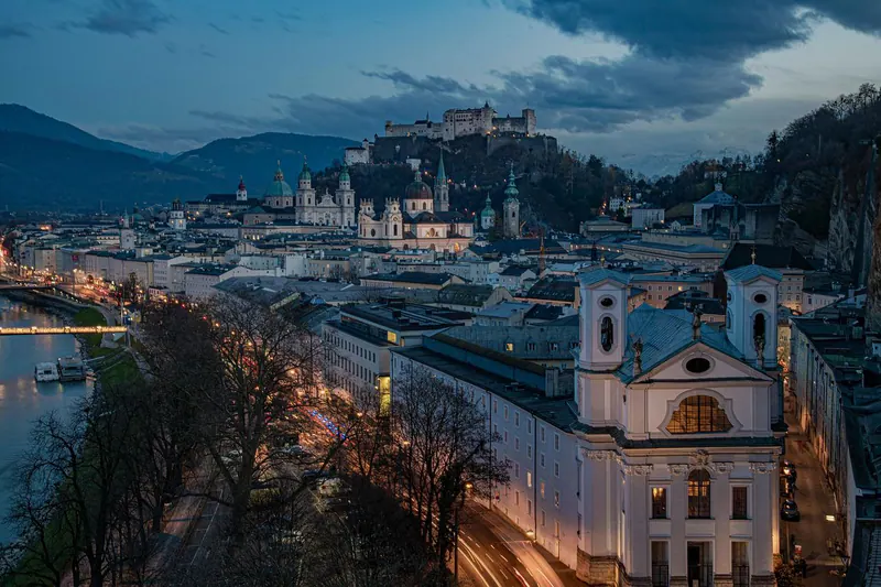 Blick über die Salzburger Altstadt mit Salzach, Dom und Festung Hohensalzburg in der Abenddämmerung