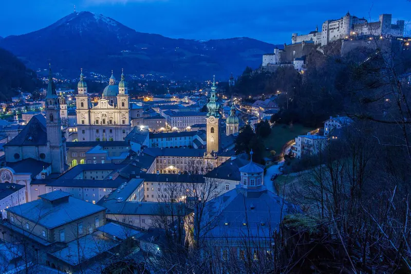Salzburger Altstadt mit Dom, Kirchtürmen und Festung Hohensalzburg zur blauen Stunde, Gaisberg im Hintergrund
